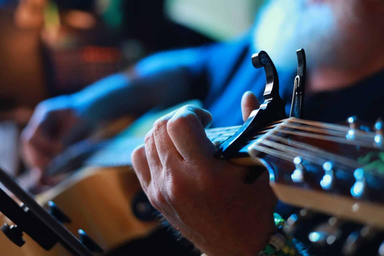 How to Use a Capo on the Guitar (Explained!) Hobby Guitarist